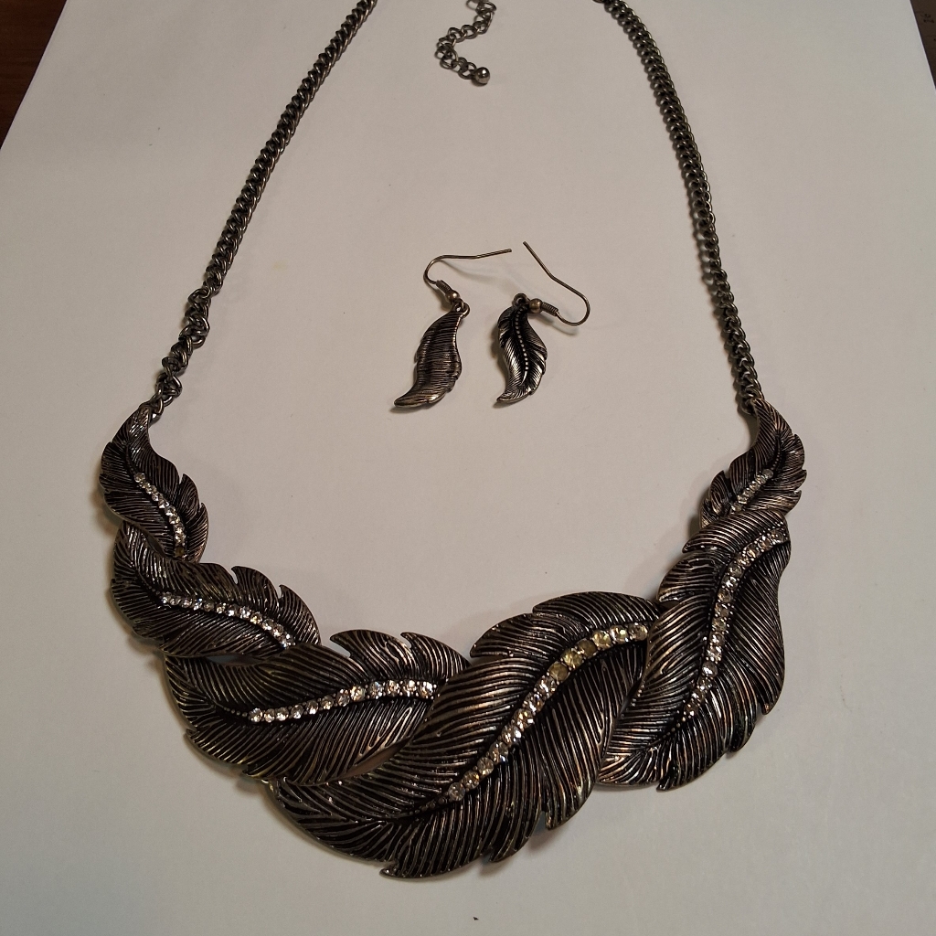 Jeweled Metal Statement Necklace And Earrings Leaf Design 19$